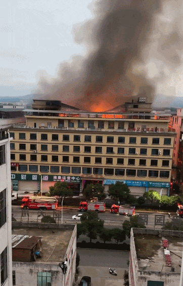 江西赣州一厂房突发火灾,现场浓烟滚滚 江西赣州一厂房突发火灾,现场浓烟滚滚