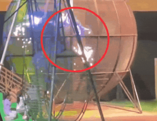 惊险!女子表演时,裙子意外被点燃…… 惊险!女子表演时,裙子意外被点燃……