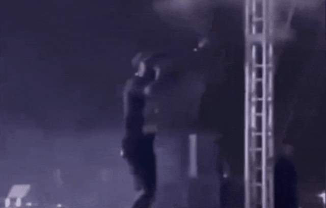 惊险!女子表演时,裙子意外被点燃…… 惊险!女子表演时,裙子意外被点燃……