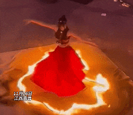 惊险!女子表演时,裙子意外被点燃…… 惊险!女子表演时,裙子意外被点燃……