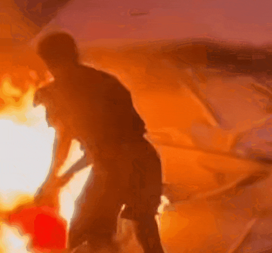 惊险!女子表演时,裙子意外被点燃…… 惊险!女子表演时,裙子意外被点燃……