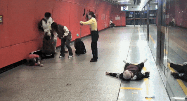 事发地铁站台！2名年轻男女与3名中老年人打起来了？官方通报
