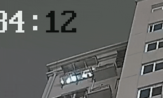男子高空抛物被警方依法刑事拘留！