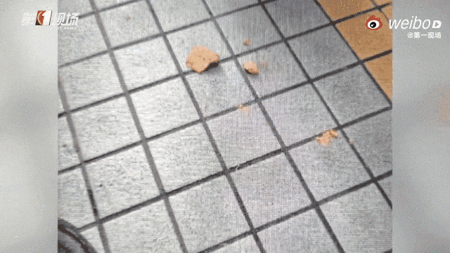 为引女儿注意，男子竟从5楼怒扔砖头！法院：拘役5个月，罚款1000元！