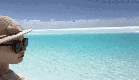 女子出游拍照 惨遭无人机撞脸