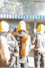 火苗窜起3米多高！昆明一单车棚里电动车起火，引燃竹林……