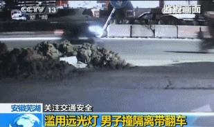 大货车追尾前车，车头瞬间起火！只因对向司机干了这件事……