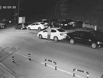 深夜往车上贴这种“小卡片”，抓！