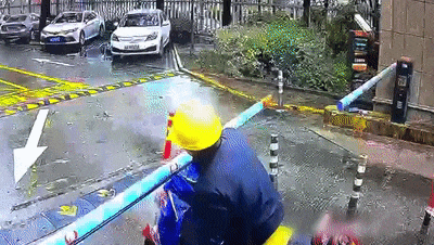 海宁一男子驾车跟道闸杠上了…酒真不能多喝! 海宁一男子驾车跟道闸杠上了…酒真不能多喝!