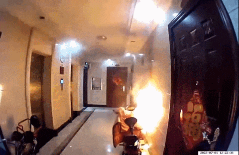 当心！骑电动车时，这类“御寒神器”很危险