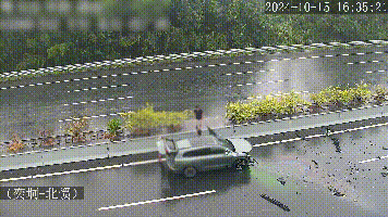高速公路事故后不及时撤离，结果被撞碎一地……