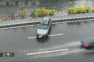 高速公路事故后不及时撤离，结果被撞碎一地……
