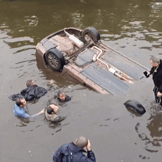 近0℃的冰水里，俩重庆大叔救起4人！