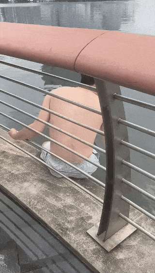 游泳教练跳海救人，海里艰难拖行10分钟终托举上岸！