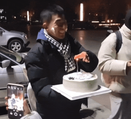 大学生深夜走出图书馆被“围堵”,网友:“我是真的会哭” 大学生深夜走出图书馆被“围堵”,网友:“我是真的会哭”