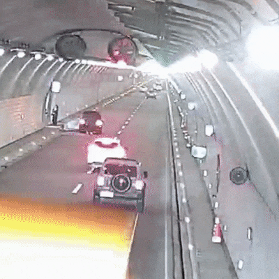 不靠边、不报警、没警示,遭二次事故撞飞! 不靠边、不报警、没警示,遭二次事故撞飞!