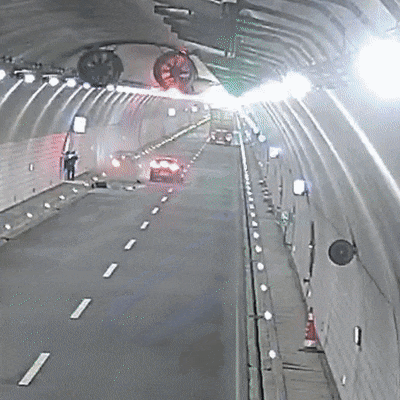 不靠边、不报警、没警示,遭二次事故撞飞! 不靠边、不报警、没警示,遭二次事故撞飞!