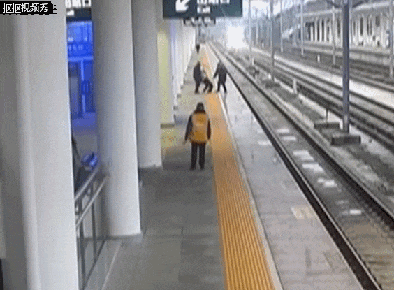 危险！贵州一高铁站内，女乘客情绪失控 两次试图跳入股道