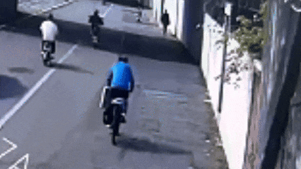 长沙街头，民警翻遍垃圾桶……