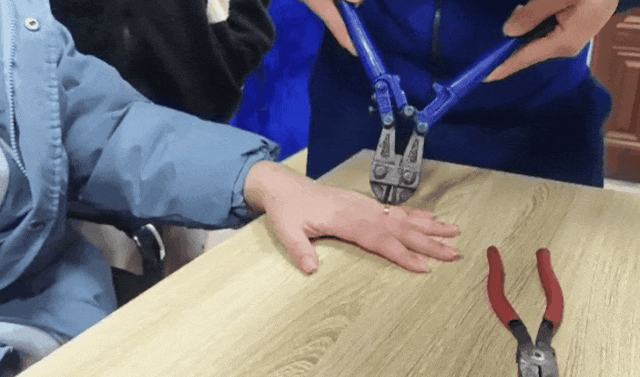 横店女子找寻专属“魔戒”，却4天3进消防站求解脱