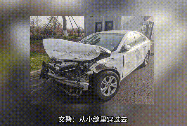 太危险！小车欲在两辆大货车间“夹缝超车”，却被顶着往前“冲”
