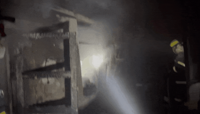 火炕失控烧家,消防员二进火场救下大爷价值8000的“履珍” 火炕失控烧家,消防员二进火场救下大爷价值8000的“履珍”