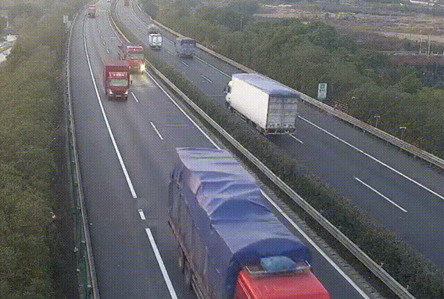 太危险！小车欲在两辆大货车间“夹缝超车”，却被顶着往前“冲”