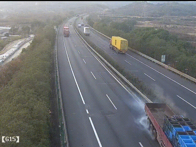 太危险！小车欲在两辆大货车间“夹缝超车”，却被顶着往前“冲”