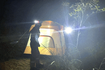 深夜，年轻女孩一人野外露营，差点帐篷内殒命