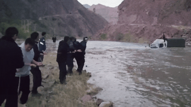 1条绳,1群人,救了2条命! 1条绳,1群人,救了2条命!