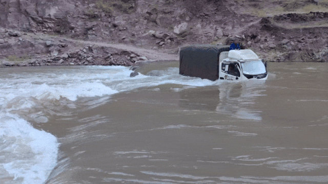 1条绳,1群人,救了2条命! 1条绳,1群人,救了2条命!