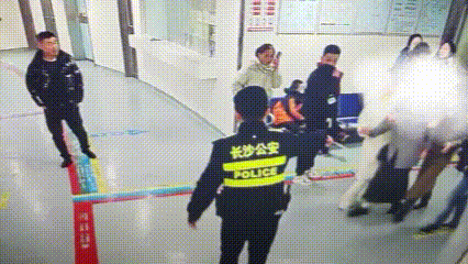 跨年夜，几名女孩突然围住民警……