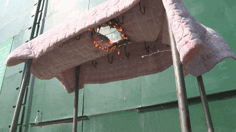 楼道凌晨突发火灾,你身边谁有这个习惯? 楼道凌晨突发火灾,你身边谁有这个习惯?