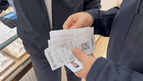 男子买3条大金链,竟掏出28张付款码!当场被带走…… 男子买3条大金链,竟掏出28张付款码!当场被带走……