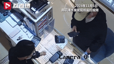 男子买3条大金链,竟掏出28张付款码!当场被带走…… 男子买3条大金链,竟掏出28张付款码!当场被带走……