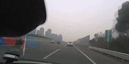 高速停车查导航?一乘客牙被撞掉! 高速停车查导航?一乘客牙被撞掉!