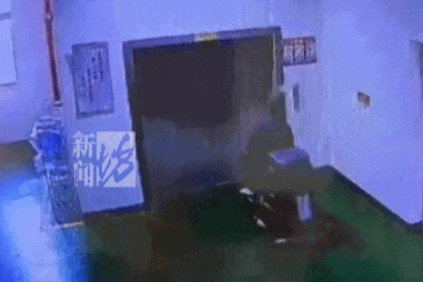 上海有人开着扫地机器人坠楼？画面曝光！一秒“消失”...