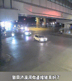 危急时刻，民警开道大喊“快跟我走！”