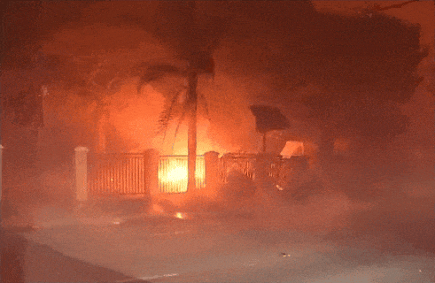 美国大火完全失控!5人死亡18万人被迫撤离 美国大火完全失控!5人死亡18万人被迫撤离