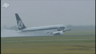 没有办法，只能用“肚子”着陆了……这些飞机是如何在危机中化险为夷的