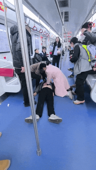 危急时刻，重庆粉衣女孩无畏施救！她说：“很紧张，但救人不会犹豫！”