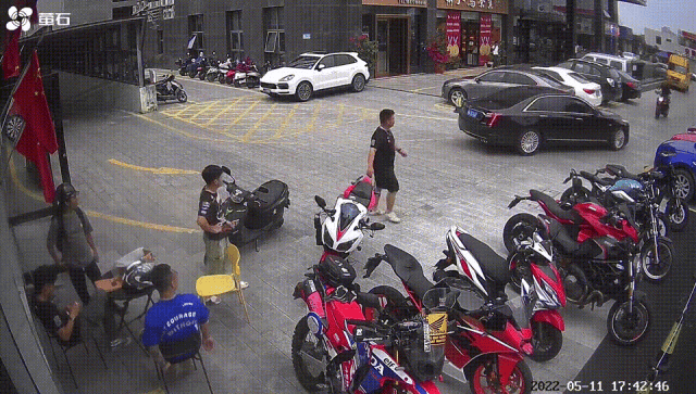 惊魂瞬间!这样骑车太危险! 惊魂瞬间!这样骑车太危险!