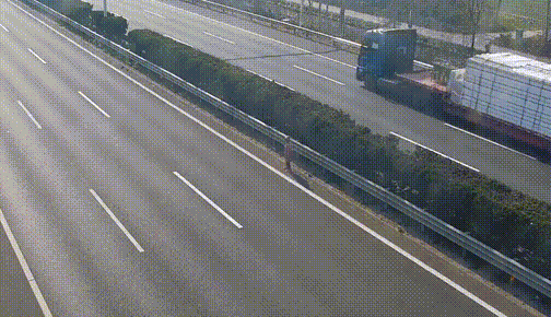 八旬老人误上高速!情急之下,他冲过去一把抱走…… 八旬老人误上高速!情急之下,他冲过去一把抱走……