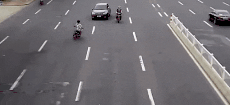 惊魂瞬间!这样骑车太危险! 惊魂瞬间!这样骑车太危险!