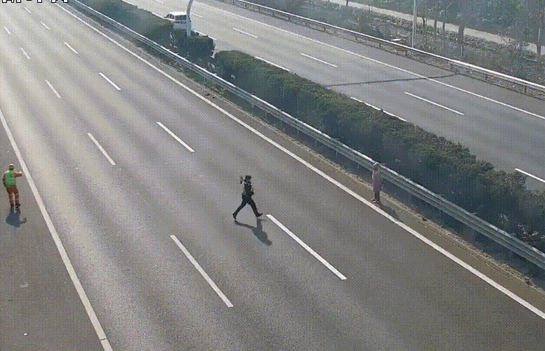 八旬老人误上高速!情急之下,他冲过去一把抱走…… 八旬老人误上高速!情急之下,他冲过去一把抱走……