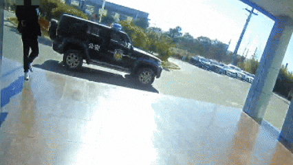 这位司机师傅直接将车开进了派出所 这位司机师傅直接将车开进了派出所