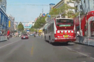 骑车“鬼探头”,糟了! 骑车“鬼探头”,糟了!