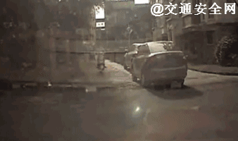 骑车“鬼探头”,糟了! 骑车“鬼探头”,糟了!