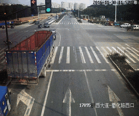 骑车“鬼探头”,糟了! 骑车“鬼探头”,糟了!