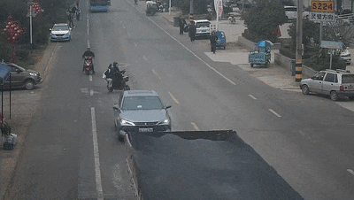 骑车“鬼探头”,糟了! 骑车“鬼探头”,糟了!